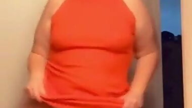 Sexy BBW shaking her wide ass