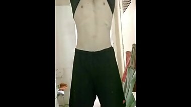 chico disgustado se quita la ropa