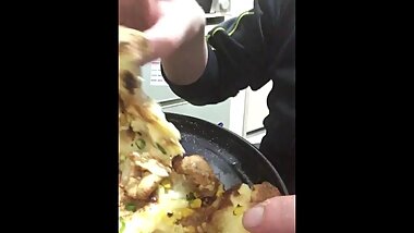 デブがランチにピザを食べる動画、照り焼きチキンピザでおなか一杯
