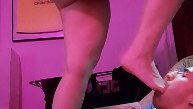 I suck BBW Mistress&rsquo; feet and toes