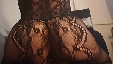 Shaking my plugged ass for you daddy